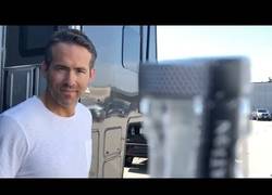 Enlace a Ryan Reynolds aprovecha el #BottleCapChallenge para regalarnos esto