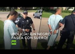 Enlace a Policía arresta a un paciente afroamericano acusándole de robar el suero