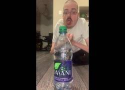 Enlace a Ricky Berwick se une al #BottleCapChallenge