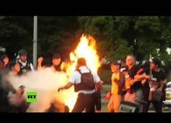 Enlace a Queman una bandera de EEUU delante de la Casa Blanca en Washington