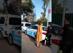 Enlace a Reacción unusual de una mujer al recibir una multa