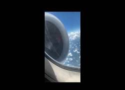 Enlace a El motor de un avión se incendia en pleno vuelo
