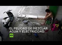 Enlace a Se electrocuta y se salva a si mismo