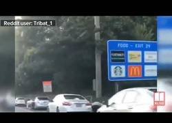 Enlace a Conductores se encuentran con una lluvia de dólares en plena autopista de Atlanta