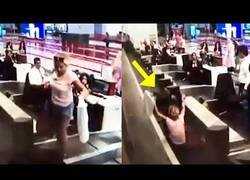 Enlace a Pasajera cree que la cinta de equipaje la llevará directa a su destino