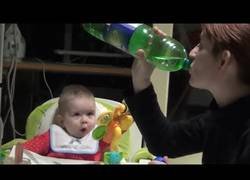 Enlace a Este bebé lo flipa muchísimo cuando ve a su madre beber de una botella
