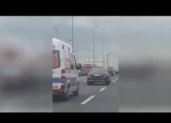 Enlace a El retraso es intensito, coche bloquea a una ambulancia deliberadamente