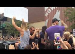 Enlace a Foo fighters ''rickrollean'' una protesta homófoba de una iglesia baptista