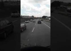 Enlace a Conductor se duerme al volante y acaba comiéndose un vehículo