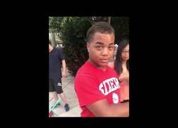 Enlace a Quid pro quo solidario, estudiantes de peluquería ofrecen servicio a sin techo