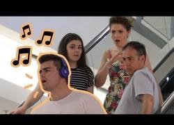 Enlace a Cámara oculta, reacciones al colgado de turno que canta por la calle (y mal)