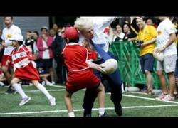 Enlace a Boris Johnson jugando a rugby street con niños