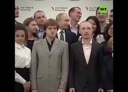 Enlace a Se pone delante de Putin para la foto y esa fue la última vez que se le volvió a ver