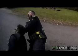 Enlace a Le da con la taser a su compañero en vez de al sospechoso