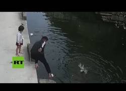Enlace a Repartidor salva a una niña de morir ahogada en un río de China