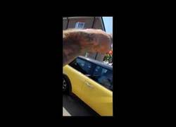 Enlace a Deja a su perro dentro del coche al sol y recibe una bronca