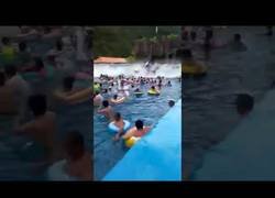Enlace a Una piscina de olas fuera de control