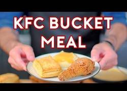 Enlace a Preparando esta deliciosa comida del KFC aparecida en Stranger Things