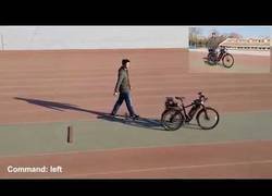 Enlace a Inventan una bicicleta no tripulada que sigue órdenes por voz y esquiva obstáculos por sí misma