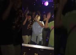 Enlace a Cuando das una fiesta y tu vecino chino se presenta con su saxo y lo peta