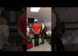 Enlace a Hacía 20 años que no veía a su hijo y decide vacilarle así