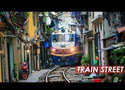 Enlace a En Hanoi hay un tren que pasa directamente por en medio de calles y callejones