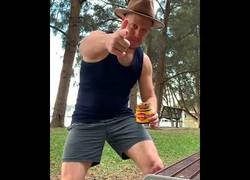 Enlace a Versión australiana del bottle cap challenge