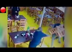 Enlace a Camareros se enfrentan a atracadores a sillazos