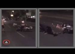 Enlace a Turista australiano tumba de una patada voladora a una moto