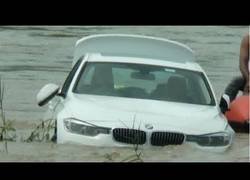 Enlace a Un chaval de la india hunde el BMW que le regalan sus padres porque no era el Jaguar que quería