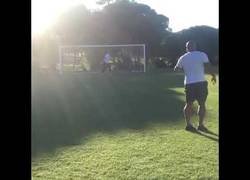 Enlace a Roberto Carlos recrea su 'gol imposible' de 1997 a sus 46 años