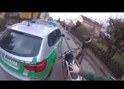 Enlace a Le para la policía y uno sale del coche así