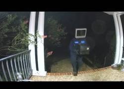 Enlace a Después de los payasos asesinos llega el hombre-tele [ENG]