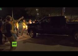Enlace a Camioneta embiste a manifestantes judíos durante protesta en EE.UU.