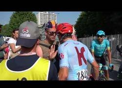 Enlace a Le intenta coger la botella de agua a un ciclista profesional y se arrepiente muy rápido