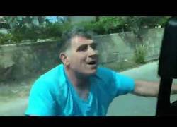 Enlace a El dueño de un restaurante se vuelve loco y ataque a unos turistas españoles por quejarse de la comida