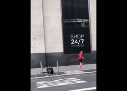 Enlace a Le entrega sus zapatillas a un sin hogar y se marcha descalzo