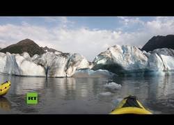 Enlace a Dos kayakistas documentan el colapso de un enorme trozo de hielo del glaciar Spencer, Alaska