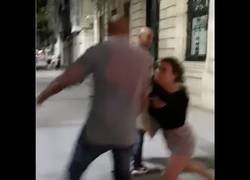 Enlace a Una chica agrede a dos hombres en Santander