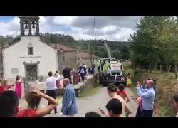 Enlace a Usa una cosechadora para lanzar maíz en vez de arroz a los novios