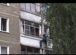 Enlace a Un policía arriesga su vida para salvar a una niña de 5 años a la que iban a tirar por la ventana