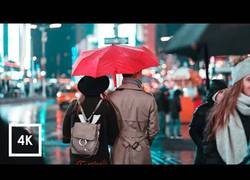 Enlace a Caminando por Manhattan, NYC, bajo una tormenta