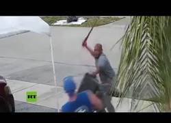 Enlace a Coge una carretilla de la basura y un hombre lo persigue con una espada