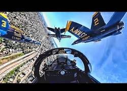 Enlace a Alucinante vista desde la cabina de un caza F/A-18 Hornet mientras realiza acrobacias