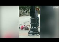 Enlace a Él se encontró un maniquí y quiso llevárselo, pero la gente denunció algo peor creyendo que era una persona real