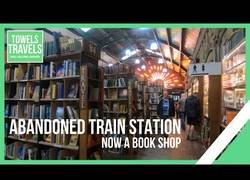 Enlace a Una estación de tren abandonada trasformada en librería