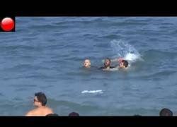 Enlace a Detienen a nado a un individuo en la Barceloneta