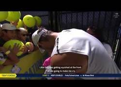 Enlace a Rafa Nadal rescata y consuela a un niño atrapado entre una multitud de fans