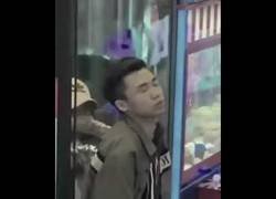 Enlace a Se tira un pedo dentro de una cabina de karaoke y cierra la puerta