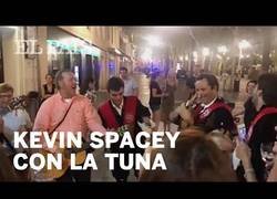Enlace a Kevin Spacey cantando 'La Bamba' con una tuna